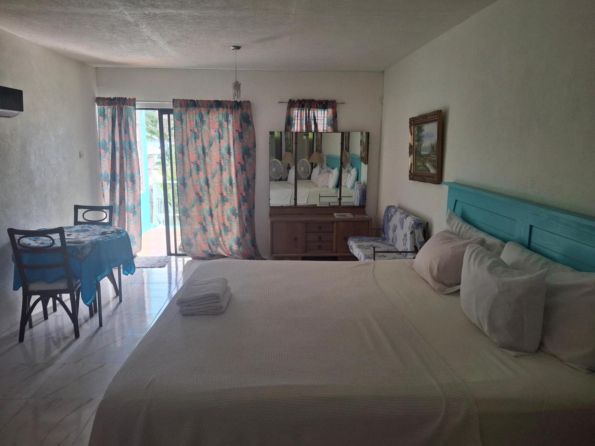 Ocean View Apartments Bridgetown Bagian luar foto