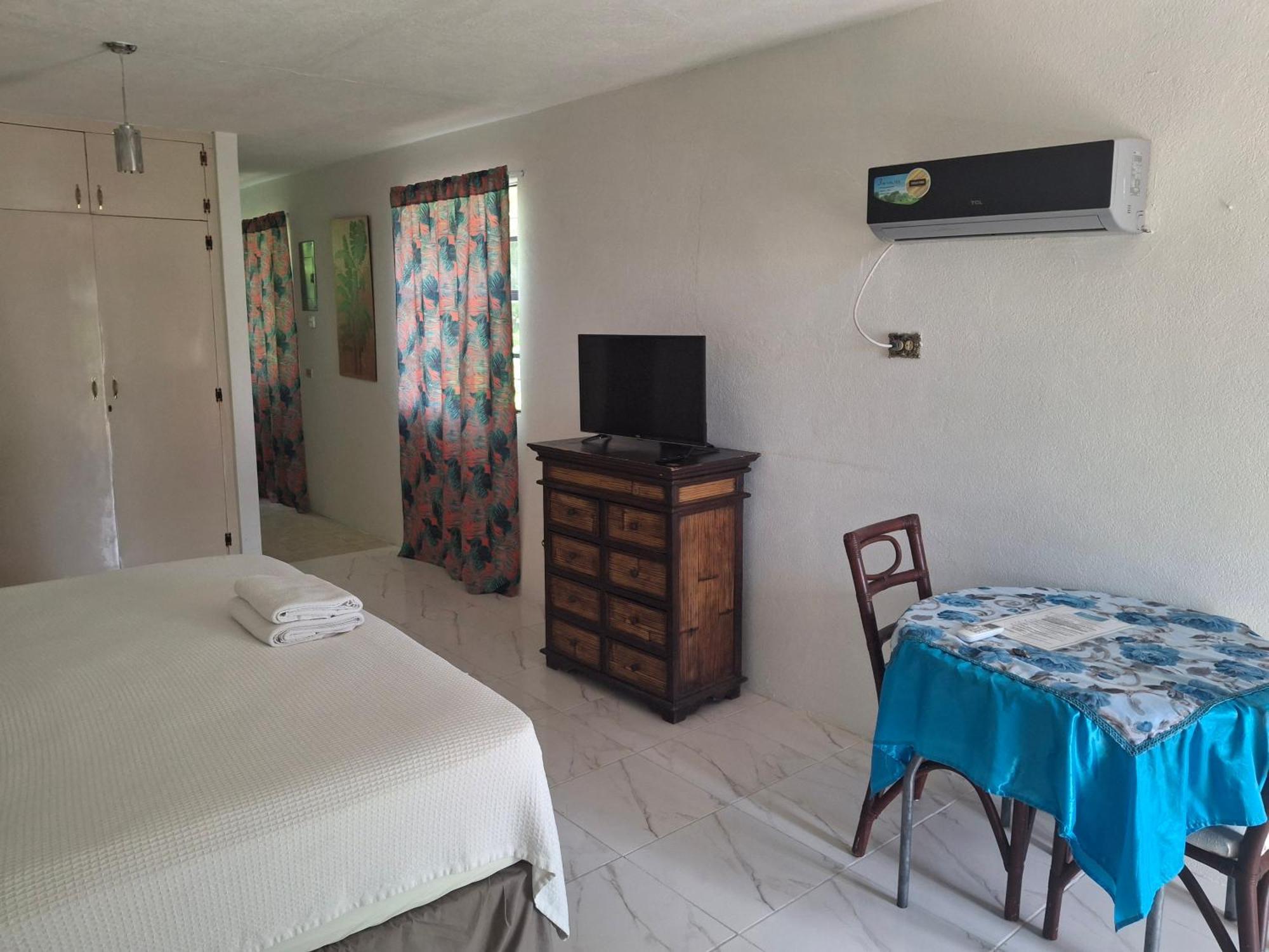 Ocean View Apartments Bridgetown Bagian luar foto